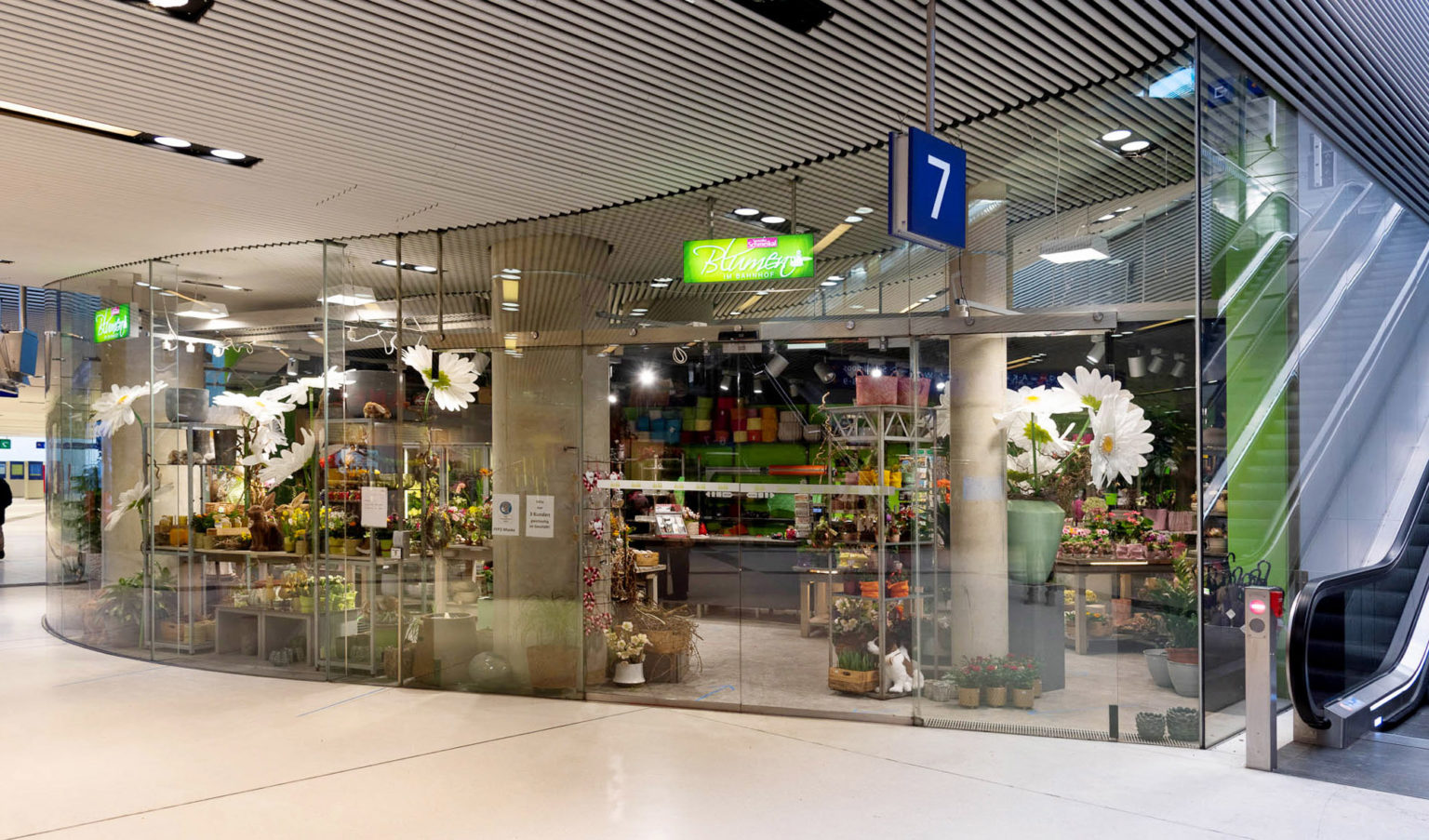Blumen im Bahnhof Veronika Schmeikal Blumen und Garten Salzburg